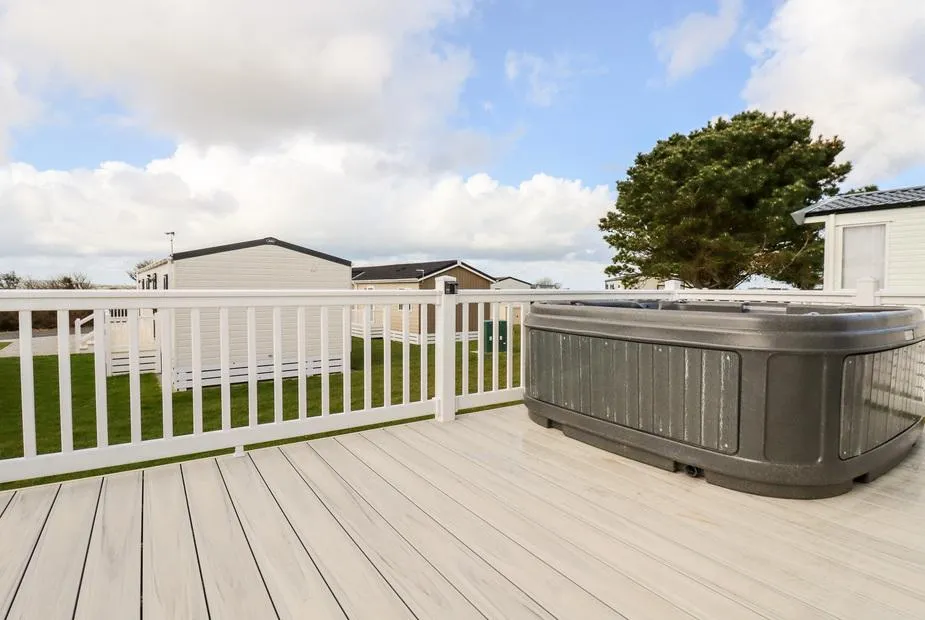 109 Bude hot tub on the private decking