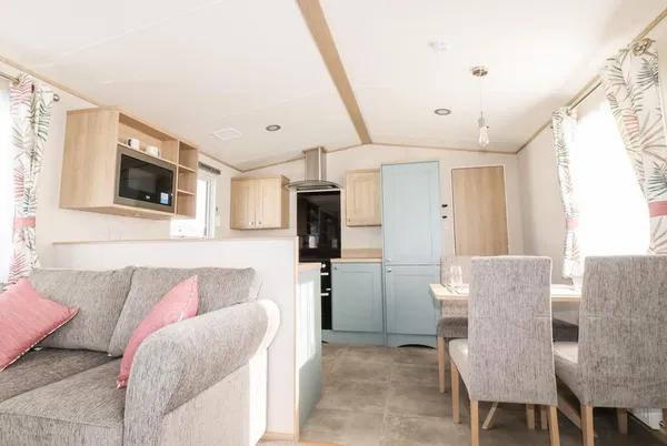 109 Bude living and dining area inside the lodge