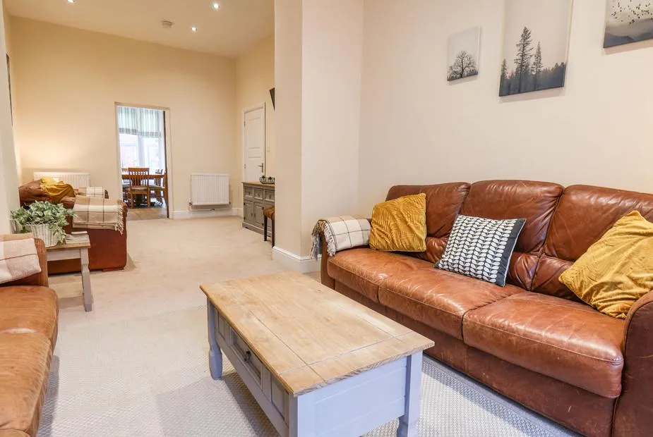 4 Normanby Terrace spacious living room with leather sofas