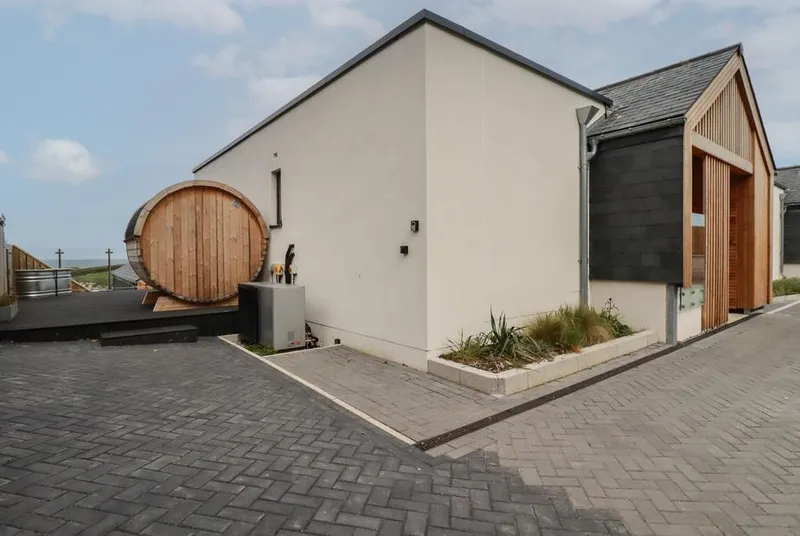 5 Longshore exterior with deck and barrel sauna