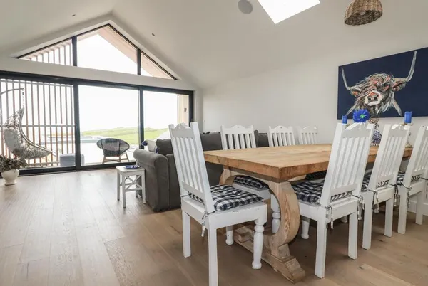 5 Longshore open-plan living room with wide glazing
