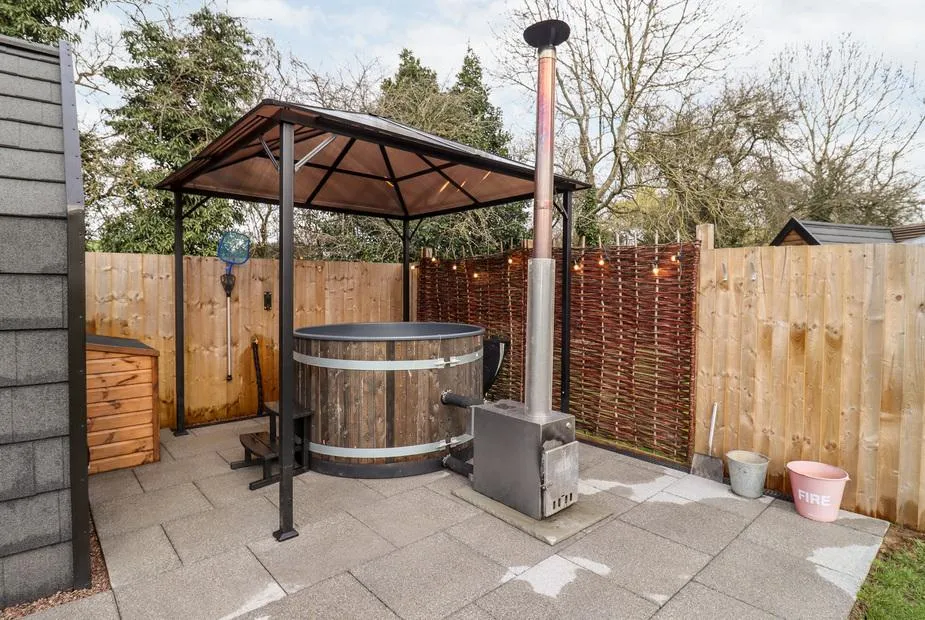 Acorn Lodge At Bridge Lake Farm & Fishery wood-fired hot tub beneath gazebo