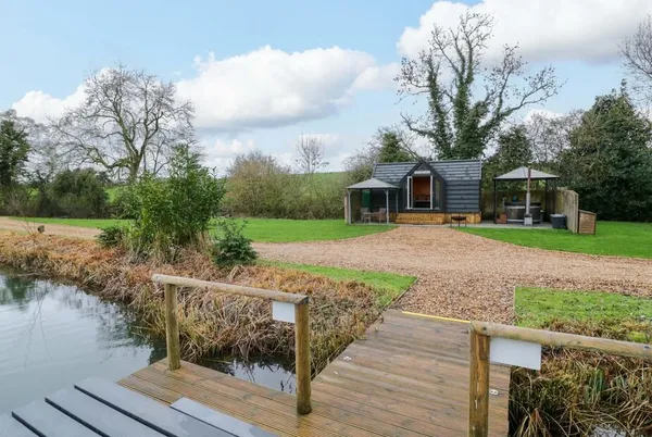 Acorn Lodge At Bridge Lake Farm & Fishery lodge and pontoon on the lake