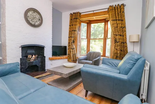 Baggergate House living room with fireplace, sofas and bay window