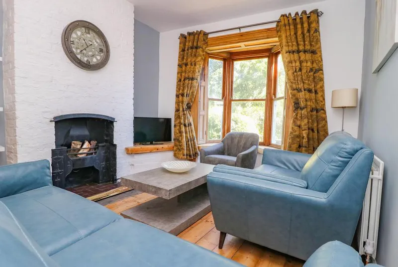 Baggergate House living room with fireplace, sofas and bay window