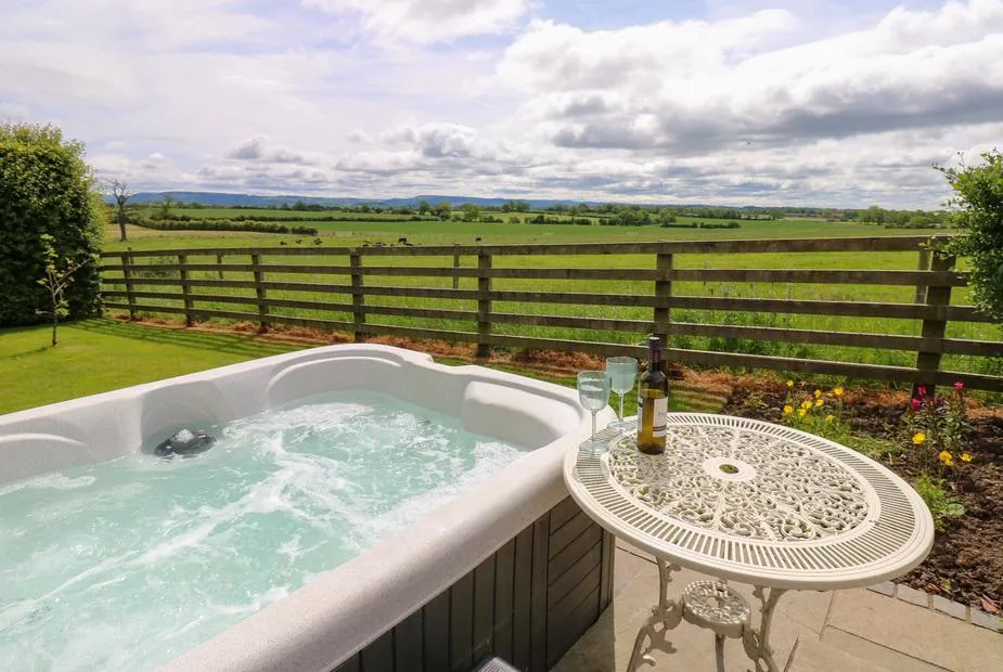 Lovesome Cottage bubbling hot tub with Yorkshire countryside views