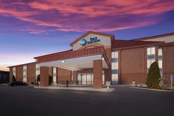 Brick Best Western at sunset with a covered driveway