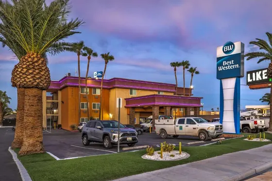 Hotel with cars parked in a parking lot