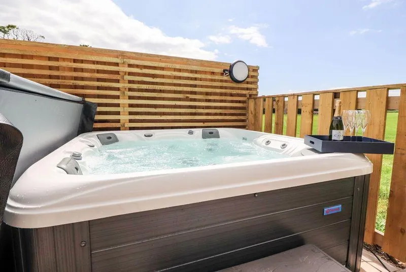 Box Tree Escapes Lodge 4 The Wenning hot tub with open field backdrop