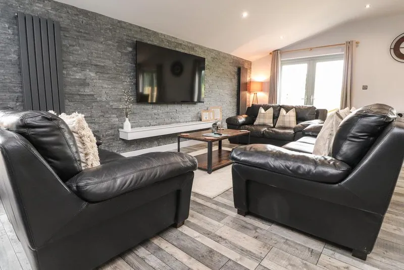 Box Tree Escapes Lodge 4 The Wenning modern lounge with dark feature wall
