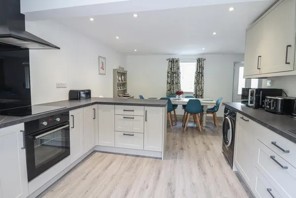 Bwthyn Camlan bright kitchen diner for group meals