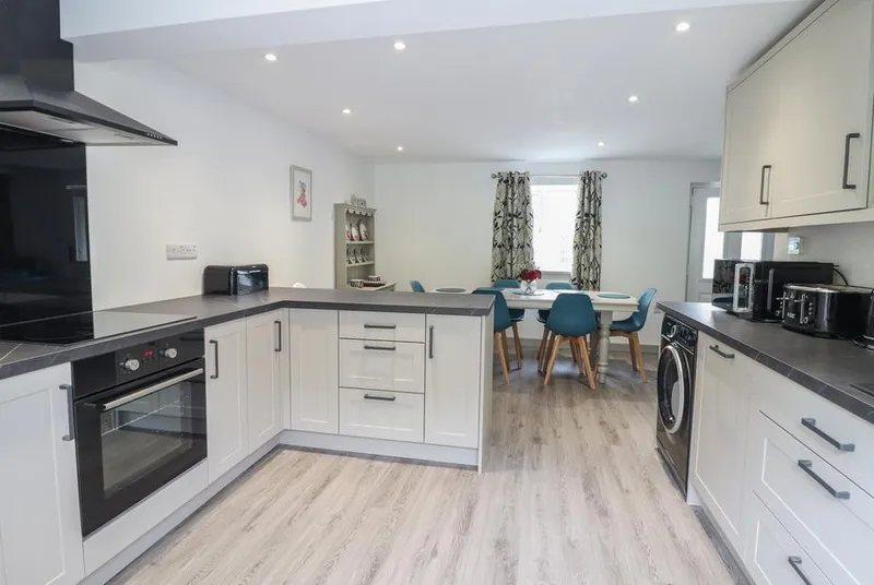 Bwthyn Camlan bright kitchen diner for group meals