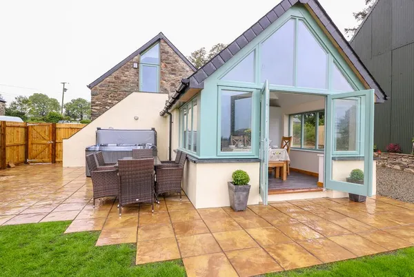 Bwthyn Eisteddfa Fach glazed gable exterior with patio and hot tub
