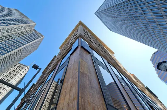 Tall building in the middle of two tall buildings