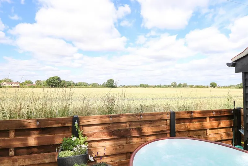 Cobblers Barn hot tub with open Norfolk countryside views