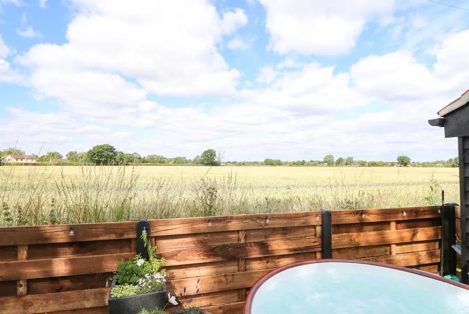 Cobblers Barn hot tub with open Norfolk countryside views