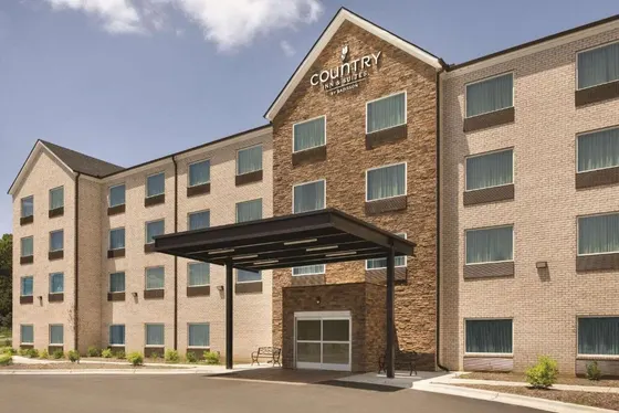 Building with the words country inn and suites