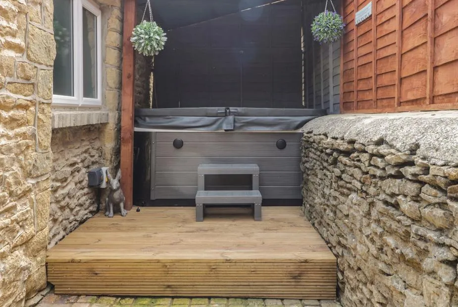Crabtree Cottage hot tub on wooden deck between stone walls