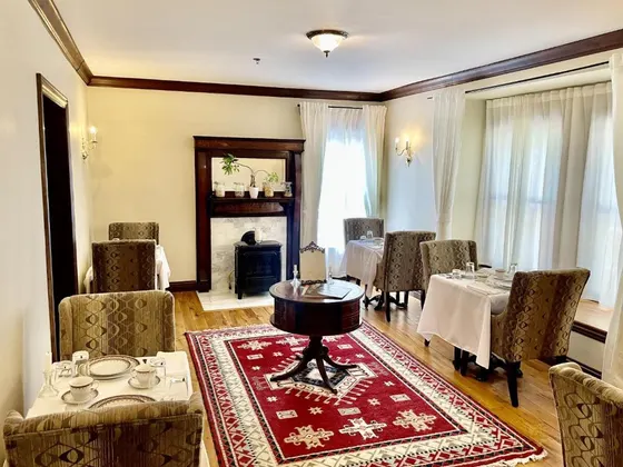 Dining room with a table and chairs