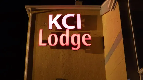 Sign that says kl lodge on the side of a building