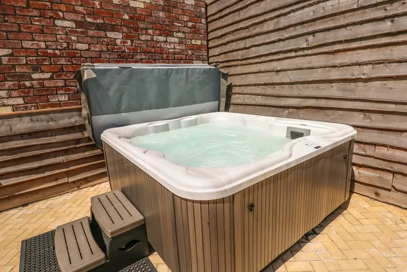 Harmon Vale hot tub on the private courtyard deck