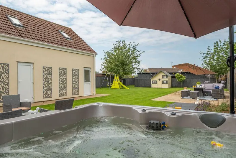 Grace Cottage Heacham bubbling hot tub with family garden
