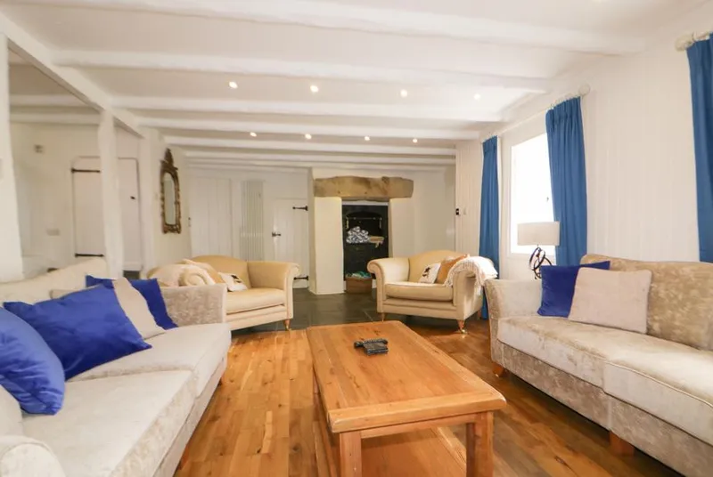 Great Western Farmhouse rustic lounge with exposed beams