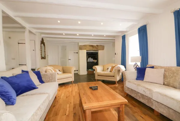 Great Western Farmhouse rustic lounge with exposed beams