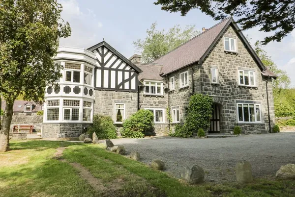 Gwern Borter Manor manor house exterior