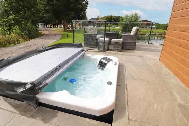 Henry Haven hot tub terrace overlooking the lake