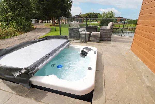 Henry Haven hot tub terrace overlooking the lake