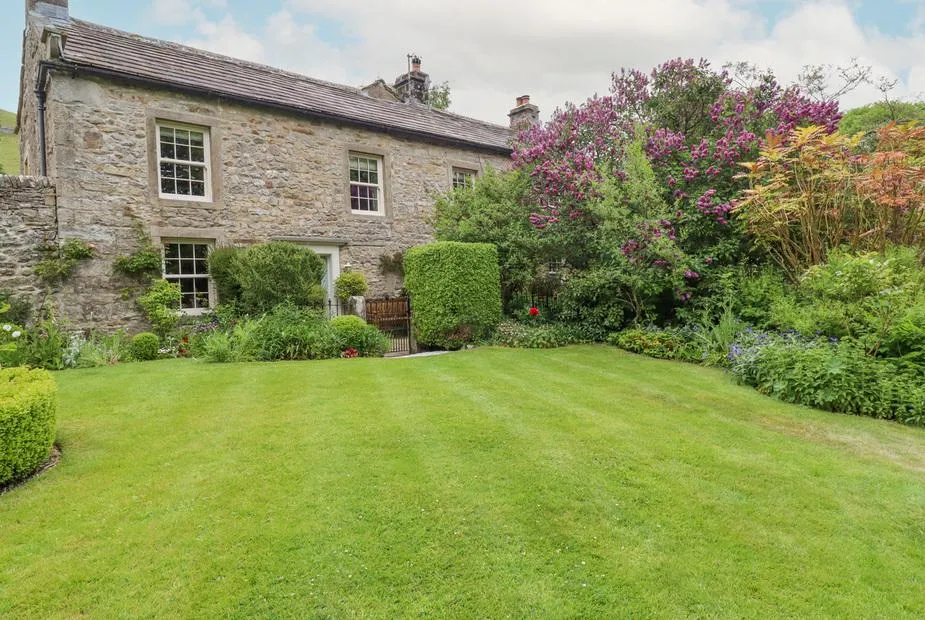 Hilltop House stone cottage with mature garden and lilac trees