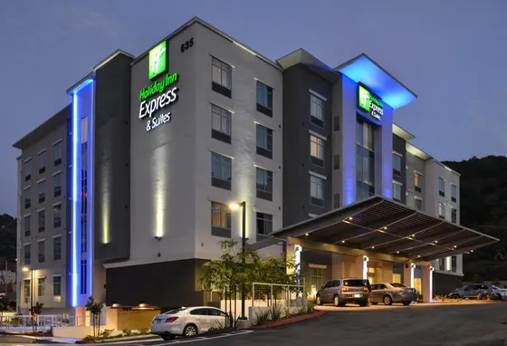 Hotel with cars parked in a parking lot