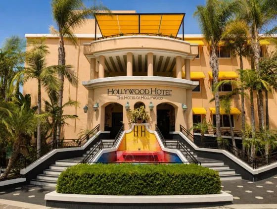 Hotel with a building with palm trees