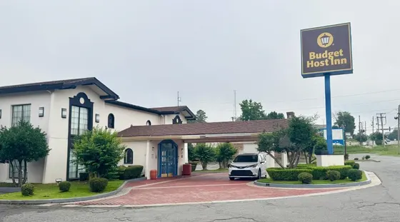 Building with a sign that readsbucket trust inn