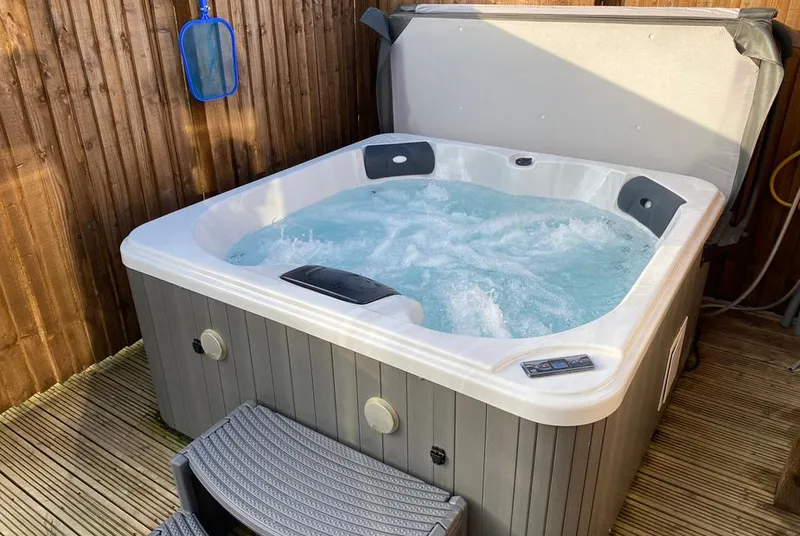 Juniper Lodge hot tub with bubbling jets