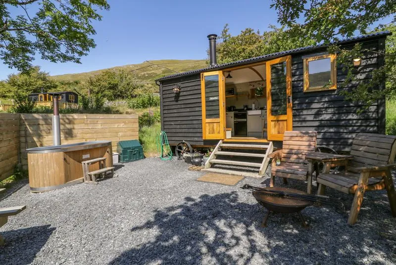 Moelfre Shepherds Hut exterior with hot tub and steps