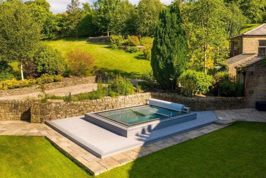 Moorlands Manor outdoor spa pool on the terrace