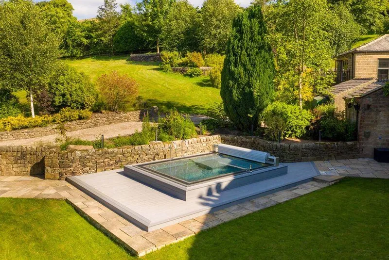 Moorlands Manor outdoor spa pool on the terrace