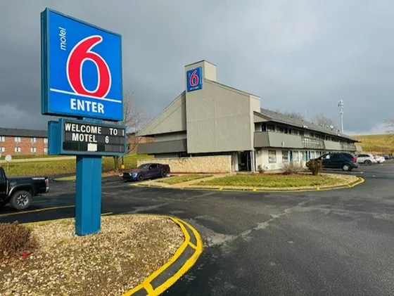Enter sign in front of a building