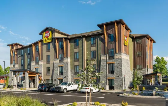 Hotel with cars parked in a parking lot
