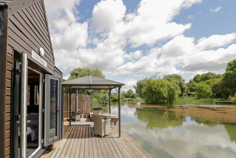 Oak Lodge At Bridge Lake Farm & Fishery lakeside deck and gazebo