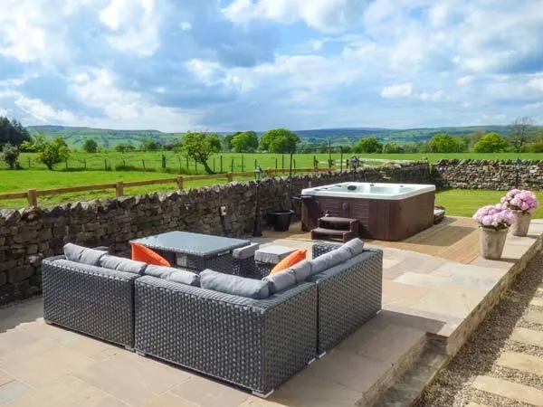 Ox Hey Barn patio hot tub beside the barn wall