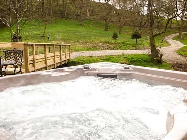 Park Brook Retreat bubbling hot tub beside the cabin deck