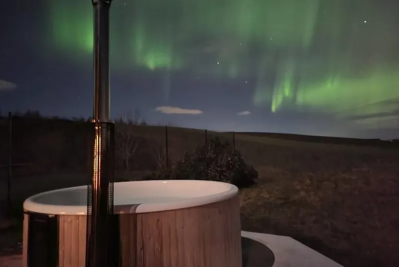 Quarryfield wood-fired hot tub under the northern lights