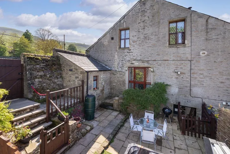 Ramblers Retreat stone cottage with Yorkshire Dales hills