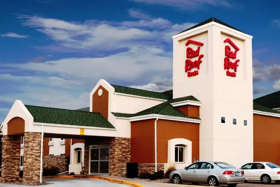 Fast food restaurant with cars parked in front of it