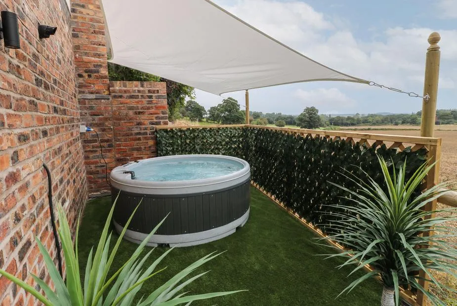 Slitting Mill Annex hot tub with countryside views and sail shade