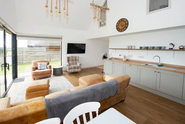 Starling Lodge open-plan living and kitchen with vaulted ceiling and bi-fold doors