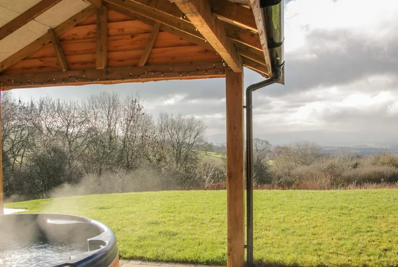 Stoney-Brook Lodge hot tub under the veranda with valley view